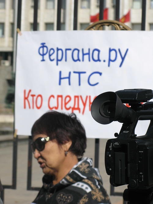 В Бишкеке у здания Жогорку Кенеша прошла акция в защиту свободы слова